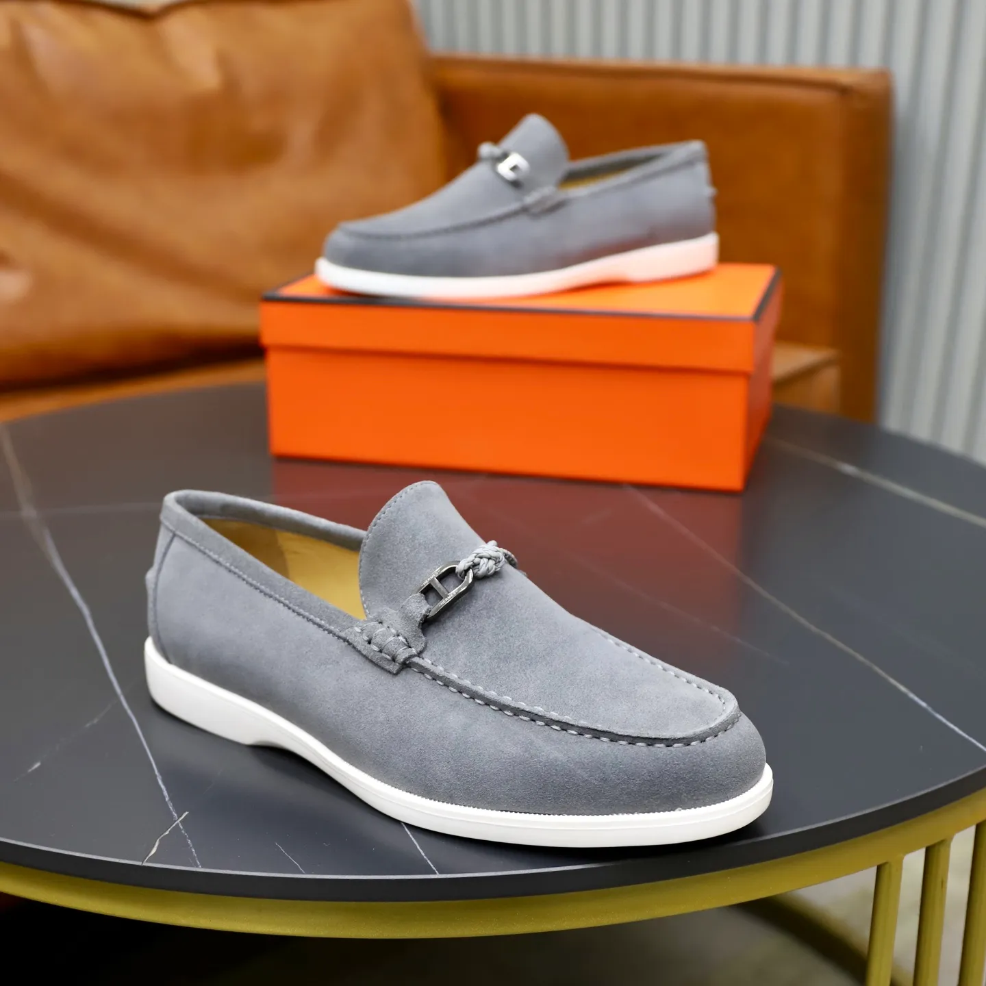 Ex-factory price: 540💰Hermès/Hermès slip-on men's shoes. This shoe is made of imported cow suede leather, with simple and smooth lines, and a 3CM rubber foam ultra-light sole combined with aerodynamic design! Youthful and fashionable, H button decoration, contrasting leather embellishment on the heel, calf lining to gently wrap your feet, with embossed logo cowhide feet, leather rock strips, casual and urban style, highlighting youthful vitality, sports and leisure version, super versatile Size number: 38-39-40-41-42-43-44 Standard leather shoe size (45 can be customized but does not support returns)